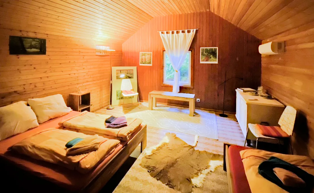 Blockhütte "Retreat" für drei am Buchenwald mit Lagerfeuer- und Grillmöglichkeit