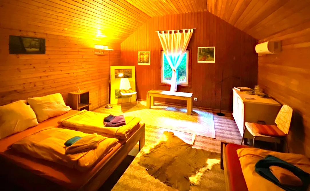 Blockhütte "Retreat" für drei am Buchenwald mit Lagerfeuer- und Grillmöglichkeit